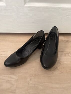 Classic Black Women's Mid Heel Pumps